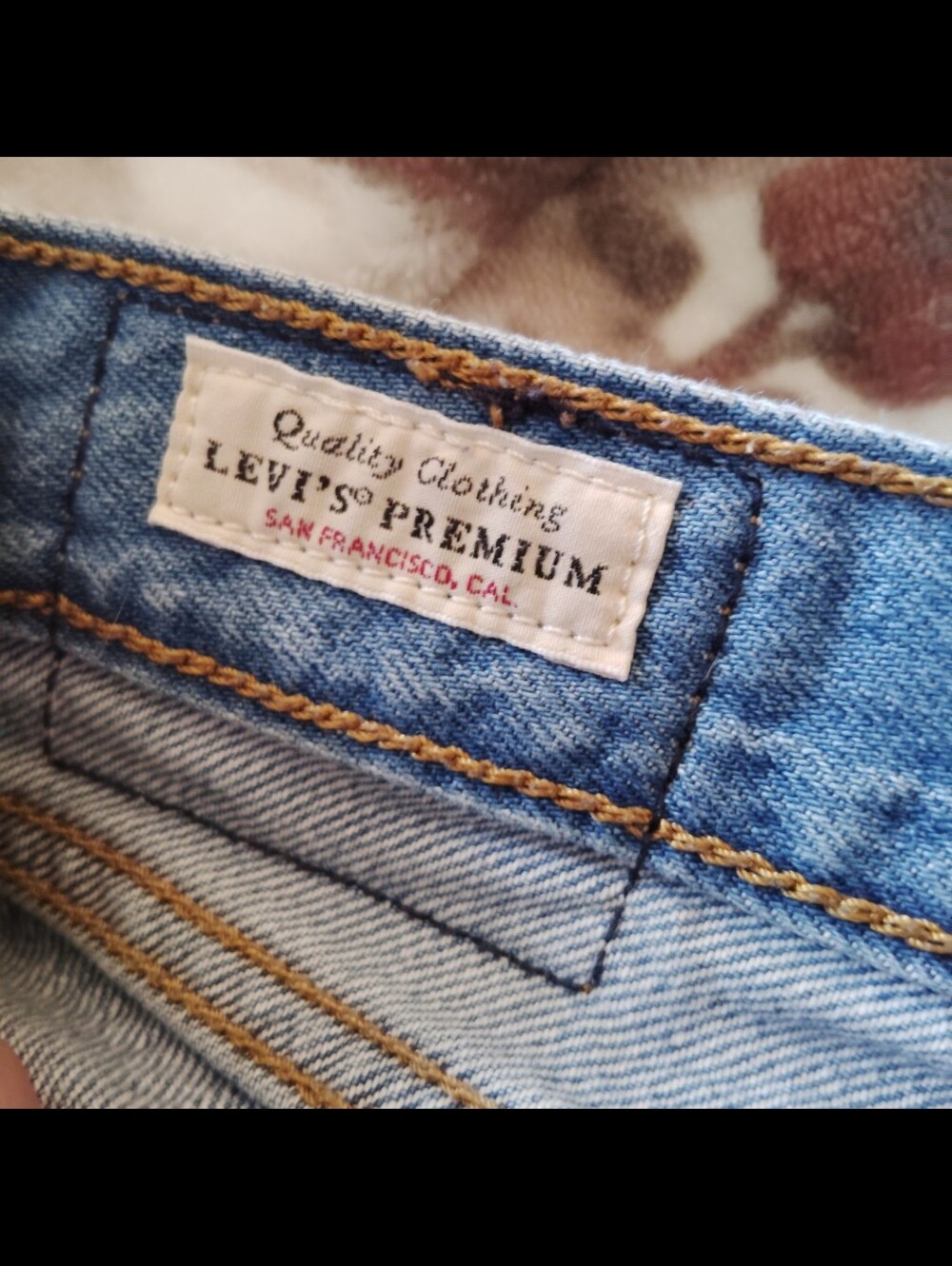 LEVI Wedgie Straight - Light Wash/Distressed Size 28" - Picture 11 of 11